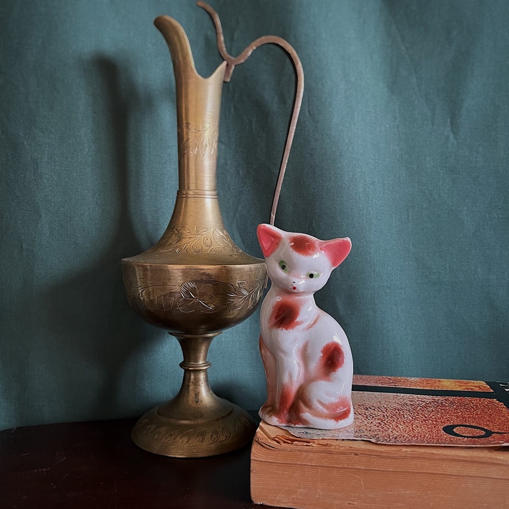 Vintage Cat Figurine 🐈